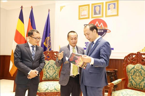 Báo ảnh Việt Nam ngữ Khmer: Nhịp cầu lan tỏa hình ảnh Việt Nam trên đất Campuchia   