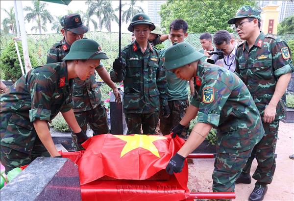 Hà Nội lấy mẫu hài cốt liệt sĩ tại nghĩa trang lớn nhất Thủ đô