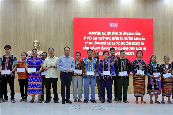 Tiếp sức cho đồng bào khó khăn vùng biên cương Tổ quốc