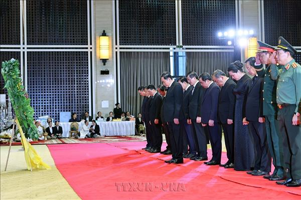 Vietnamese top legislator pays tribute to Lao NA President