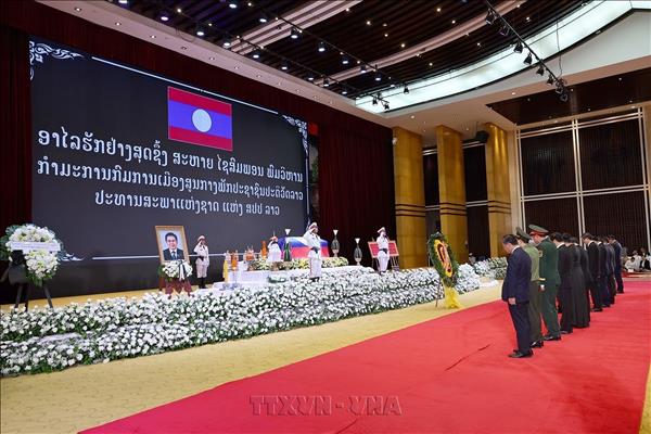 Chủ tịch Quốc hội Trần Thanh Mẫn viếng đồng chí Saysomphone Phomvihane