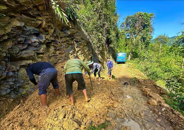 Dân bản Na Ngân khắc phục tuyến đường độc đạo bị sạt lở do mưa lớn