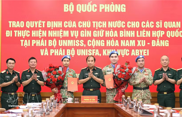 越南国家主席向两名执行联合国维和任务的军官颁发任命决定