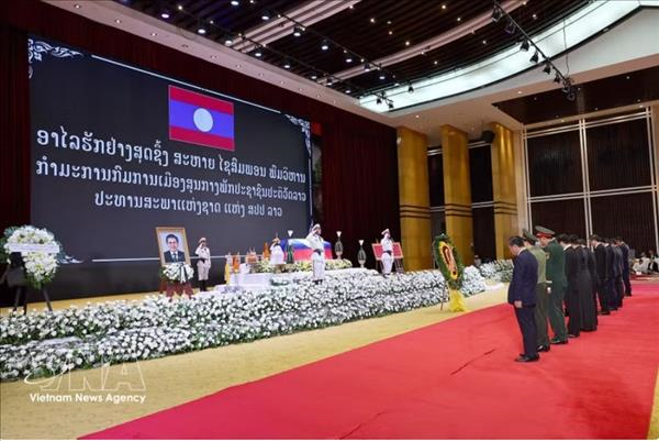 越南国会主席陈青敏吊唁赛宋蓬·丰威汉同志