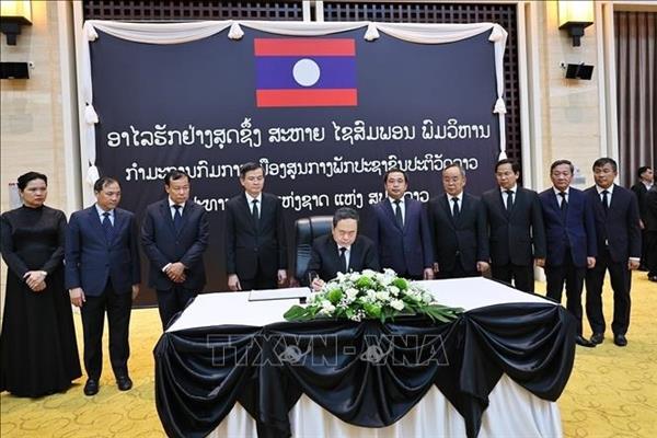 ປະທານສະພາແຫ່ງຊາດ ເຈິ່ນແທັງເໝີ້ນ ເຂົ້າໄວ້ອາໄລສະຫາຍ ໄຊສົມພອນ ພົມວິຫານ
