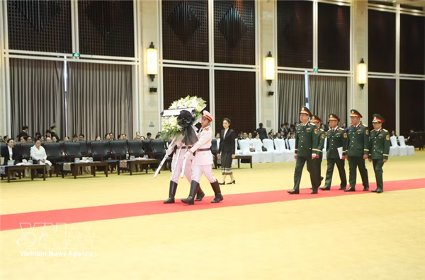 越南公安部和国防部吊唁赛宋蓬·丰威汉同志