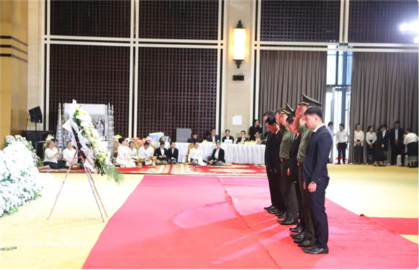 Les forces armées et de sécurité du Vietnam rendent hommage au président de lAssemblée nationale du Laos
