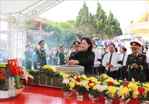 ກໍ່​ສ້າງ​ສຳ​ເລັດ​ເຮືອນເກືອບ 900 ຫຼັງ​ໃຫ້​ແກ່​ຜູ້​ປະ​ສົບ​ເຄາ​ະ​ຮ້າຍ​ຈາກ​ທາດ​ພິດ​ສີ​ສົ້ມ/ດີ​ໂອ​ຊິນ​