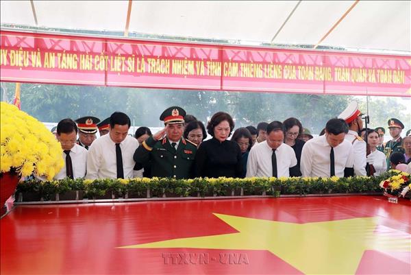 Phó Chủ tịch Quốc hội Nguyễn Thị Hồng dự Lễ truy điệu và an táng 47 hài cốt liệt sĩ hy sinh năm 1951