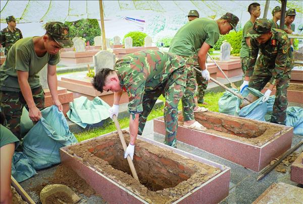Lấy mẫu ADN đối với các phần mộ chưa xác định được thông tin tại Nghĩa trang Liệt sĩ quốc gia A1