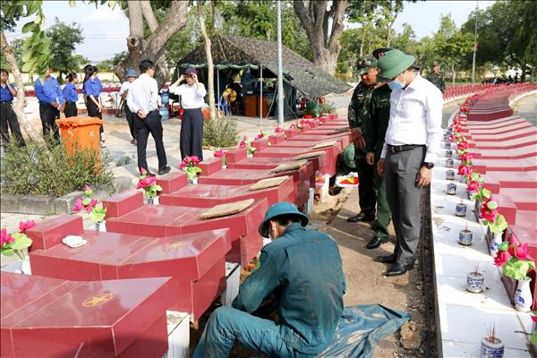Phát hiện một số di vật trong mộ liệt sĩ tại Nghĩa trang Bình Thuận (Lâm Đồng)