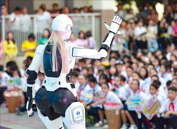 Robot AI hình người AIMOGA chào đón học sinh khối 6 trường THCS Giảng Võ sau sáp nhập