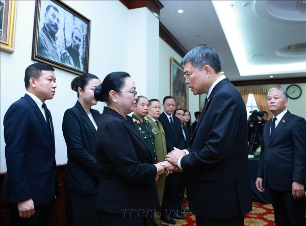 Thủ tướng Lê Minh Hưng viếng Chủ tịch Quốc hội Lào Xaysomphone Phomvihane