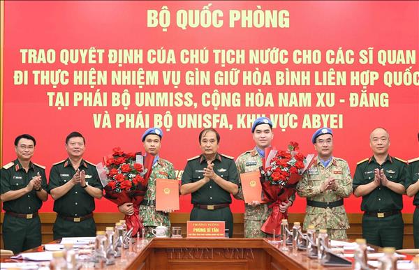 ມອບ​ຂໍ້​ຕົກ​ລົງ​ຂອງ​ ປະ​ທານ​ປະ​ເທດ ໃຫ້​ນາຍ​ທະ​ຫານ​ສອງ​ຄົນ​ປະ​ຕິ​ບັດ​ໜ້າ​ທີ່​ປົກ​ປັກ​ຮັກ​ສາ​ສັນ​ຕິ​ພາບ ສ​ປ​ຊ