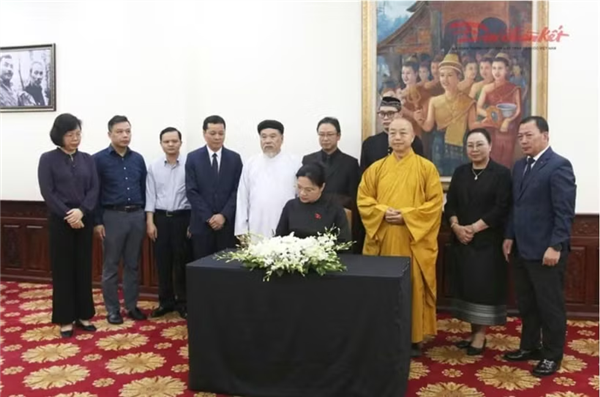 越南祖国阵线中央委员会代表团悼念老挝国会主席赛宋蓬·丰威汉