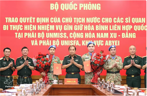 Deux officiers vietnamiens désignés pour participer aux opérations de maintien de la paix de lONU