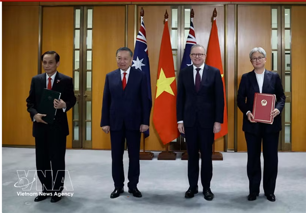 Le dirigeant To Lam assiste à la remise de documents de coopération entre le Vietnam et lAustralie