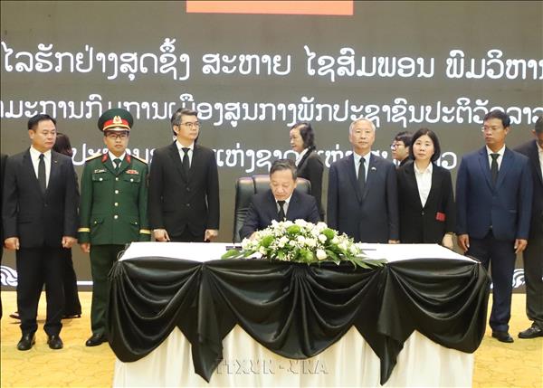 ຫຼໍ່ລ້ຽງ ກົກເຄົ້າ ນ້ຳໃຈມິດຕະພາບ ຫວຽດນາມ - ລາວ: ທ່ານອະດີດປະທານສະພາແຫ່ງຊາດ ໄຊສົມພອນ ພົມວິຫານ ມີຄວາມສຸດຈິດສຸດໃຈຕໍ່ລຸ້ນໜຸ່ມ