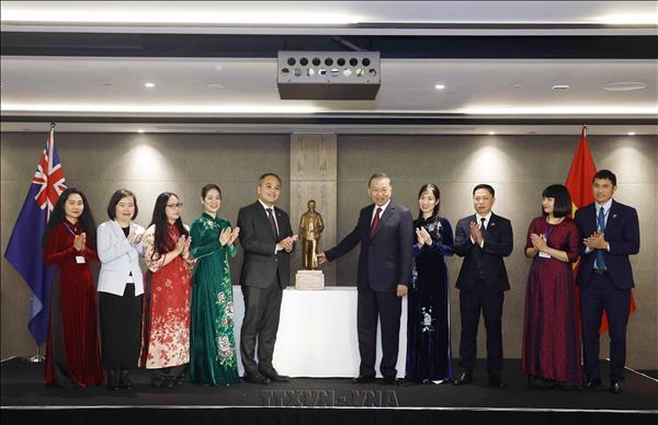 Tổng Bí thư, Chủ tịch nước Tô Lâm gặp gỡ cán bộ, nhân viên Đại sứ quán và cộng đồng người Việt Nam tại New Zealand