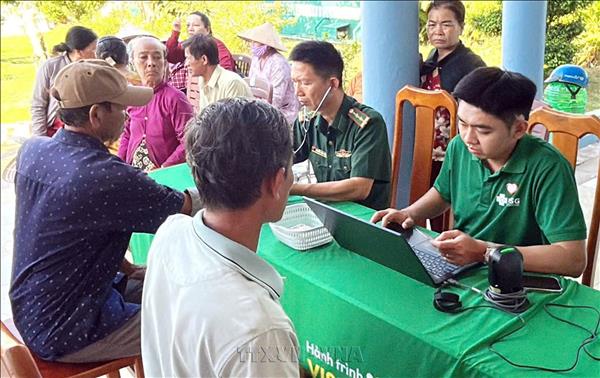 Hơn 300 người dân nơi cực Nam Tổ quốc được khám mắt phát thuốc miễn phí