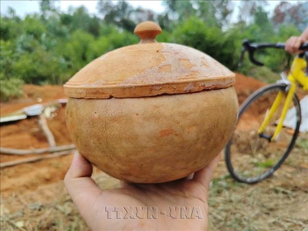 Phát hiện nhiều hiện vật khi khai quật mộ gạch cổ tại Nghệ An