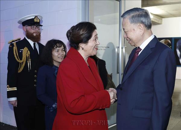Top Vietnamese leader, New Zealand Governor-General visit photo exhibition in Auckland