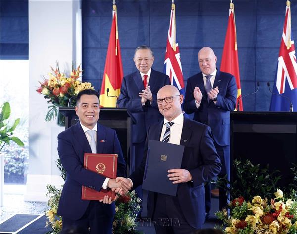 Vietnam, New Zealand leaders witness exchange of cooperation documents
