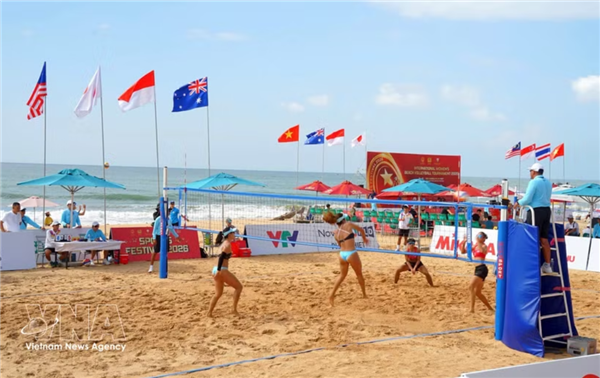 Beach-volley : 16 équipes internationales saffrontent à Lam Dong