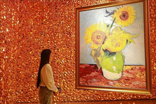 Technology Brings 165 Van Gogh Masterpieces to Life in Hanoi