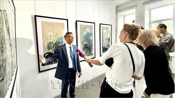 Hương sắc Việt Nam trên giấy Dó chính phục công chúng vùng Viễn Đông