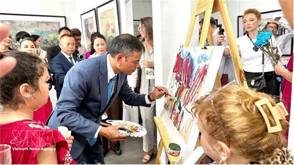 越南香色 鼠皮纸画作征服俄罗斯远东地区观众