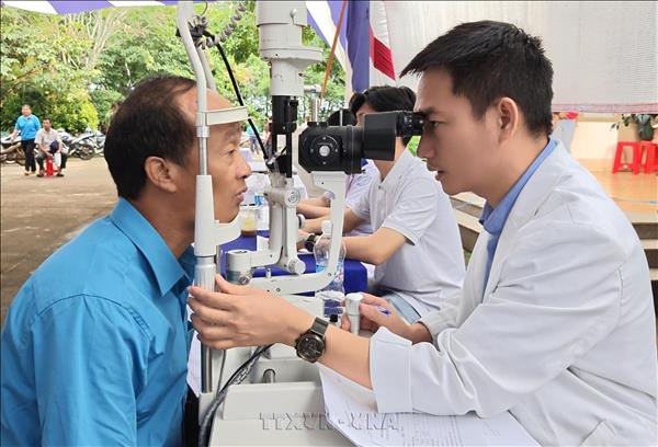Khám mắt và cấp phát thuốc miễn phí cho người dân vùng biên