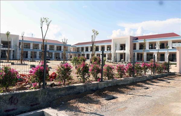 Tăng tốc về đích, sẵn sàng đón học sinh vùng biên đến trường