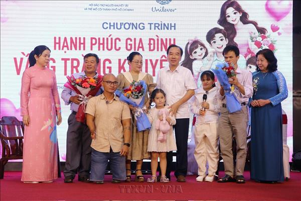 Giao lưu, tôn vinh các gia đình người khuyết tật tiêu biểu vượt khó