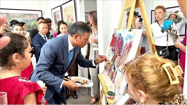 Exhibition of Vietnamese Do paper paintings captivates Far Eastern audience