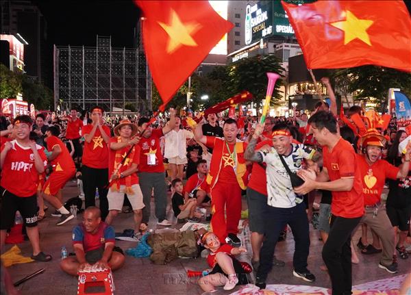 Người hâm mộ thành phố Hồ Chí Minh ăn mừng chiến thắng của đội tuyển Việt Nam