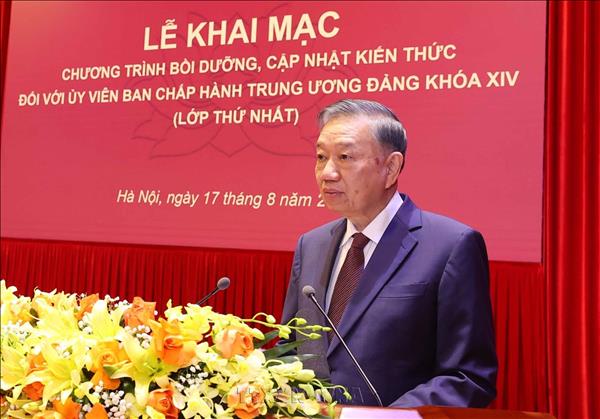 Líder partidista vietnamita destaca actualización de conocimientos de cuadros estratégicos