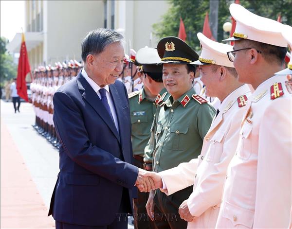 Máximo dirigente vietnamita visita Academia de Ingeniería y Tecnología de la Seguridad
