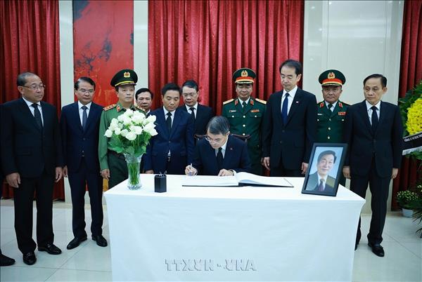 越南政府总理黎明兴率越南党、国家和祖国阵线代表团吊唁中国国务院前总理朱镕基