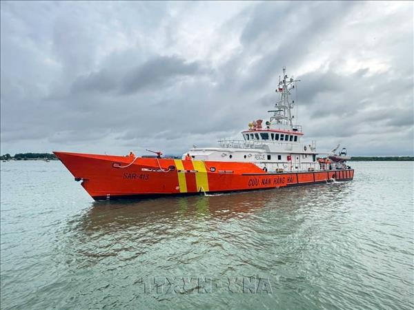 Vượt thời tiết sóng gió phức tạp, đưa ngư dân gặp sự cố sức khỏe về bờ an toàn