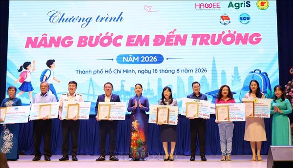 Trao 500 suất học bổng Nâng bước em đến trường