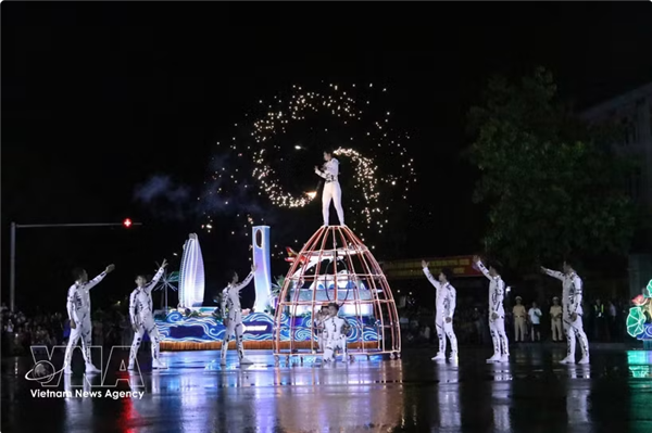 Nghe An : des milliers de personnes bravent la pluie pour le carnaval haut en couleur