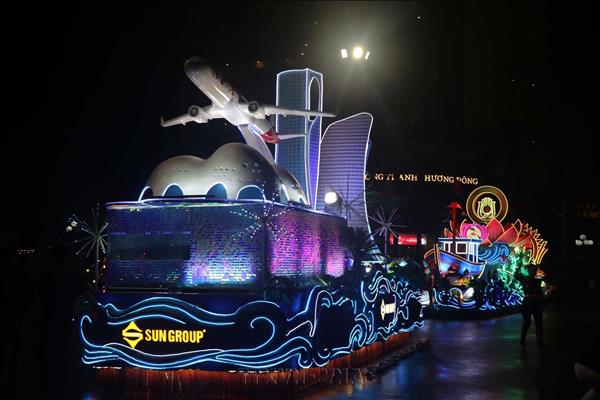 Nghệ An: Hàng nghìn người dân đội mưa hòa mình vào lễ hội Carnival rực rỡ sắc màu