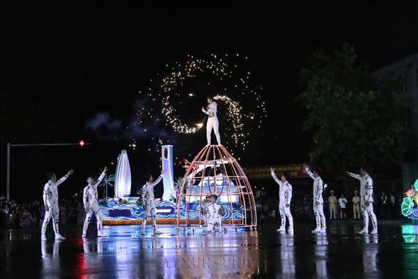 Nghệ An: Hàng nghìn người dân đội mưa hòa mình vào lễ hội Carnival rực rỡ sắc màu
