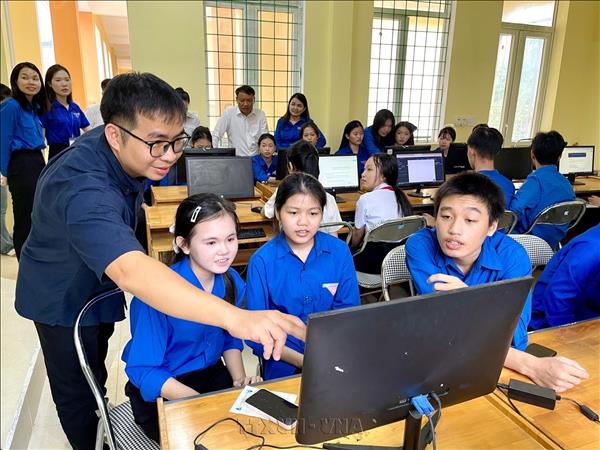 Giúp thanh thiếu nhi vùng biên tiếp cận công nghệ theo cách gần gũi, trực quan