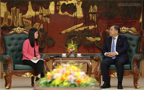 越南政府常务副总理范家足会见美国驻越大使詹妮弗·威克斯