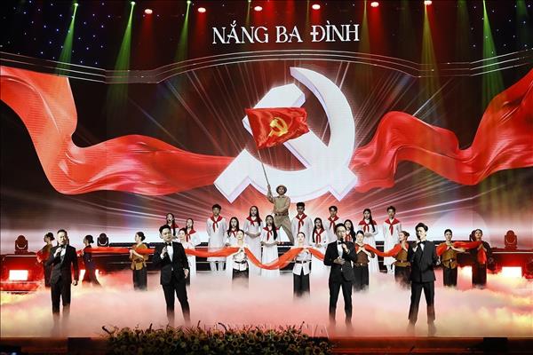 越南国会主席陈青敏出席巴亭之光政论性文艺晚会