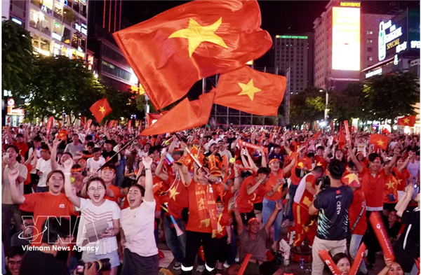 Coupe Hyundai de lASEAN : le Vietnam file en finale, les supporters exultent