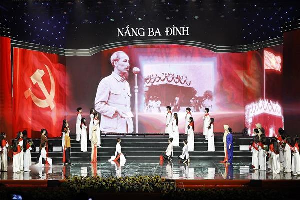 Chủ tịch Quốc hội Trần Thanh Mẫn dự Chương trình nghệ thuật chính luận Nắng Ba Đình