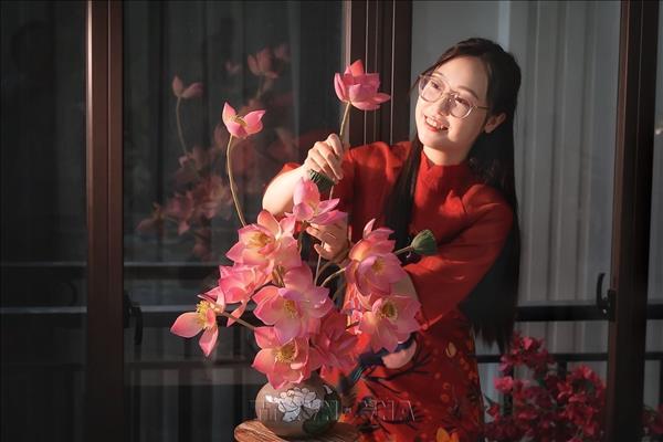 To He Art Transforms Mooncakes into Flowers